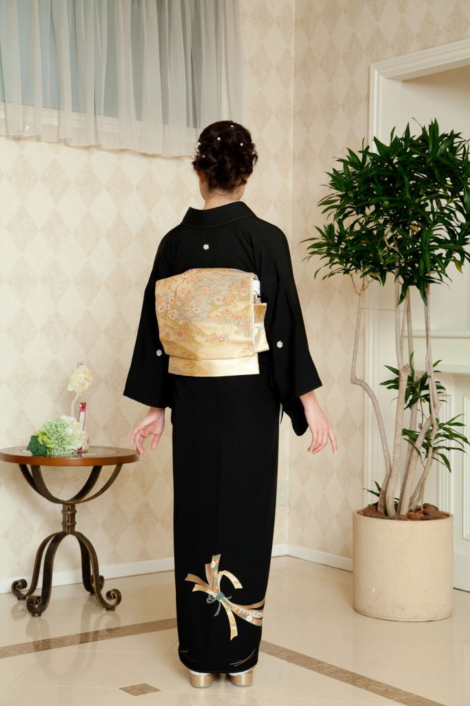 MK-1203 黒留袖 作家物 束ね熨斗 飛翔鶴 花車 金彩 MK-1203 黒留袖 作家物 束ね熨斗 飛翔鶴 花車 金彩